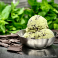 FEUILLE DE MENTHE AVEC DES COPEAUX DE CHOCOLAT NOIR 1/2L FEUILLE DE MENTHE AVEC DES COPEAUX DE CHOCOLAT NOIR 1/2L